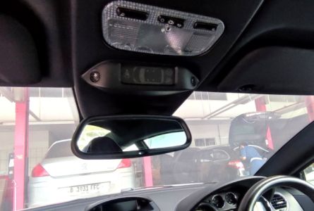 Mengenal Electrochromic Mirror, kaca Spion Tengah Anti Silau Dari Peugeot. 