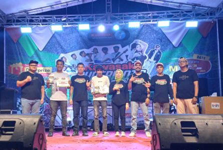 Penahta Jawara Kawasaki Supermoto Day Makassar Modification Contest. 