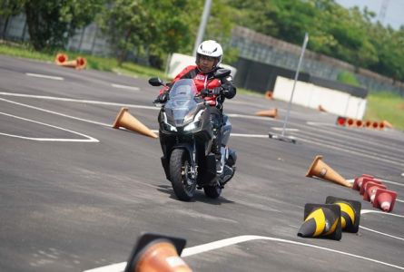 Tampil Makin Maskulin, New Honda ADV160 Gesit & Tangguh Jadi Partner Berpetualang. 