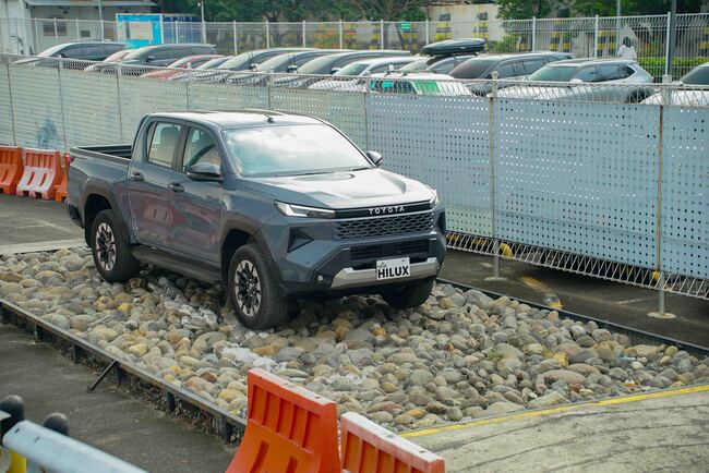 Foto 02 New Hilux V Type 2