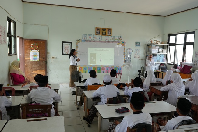 Wuling berpartisipasi langsung dalam mendukung proses belajar mengajar melalui One Day Teacher oleh para karyawan Wuling