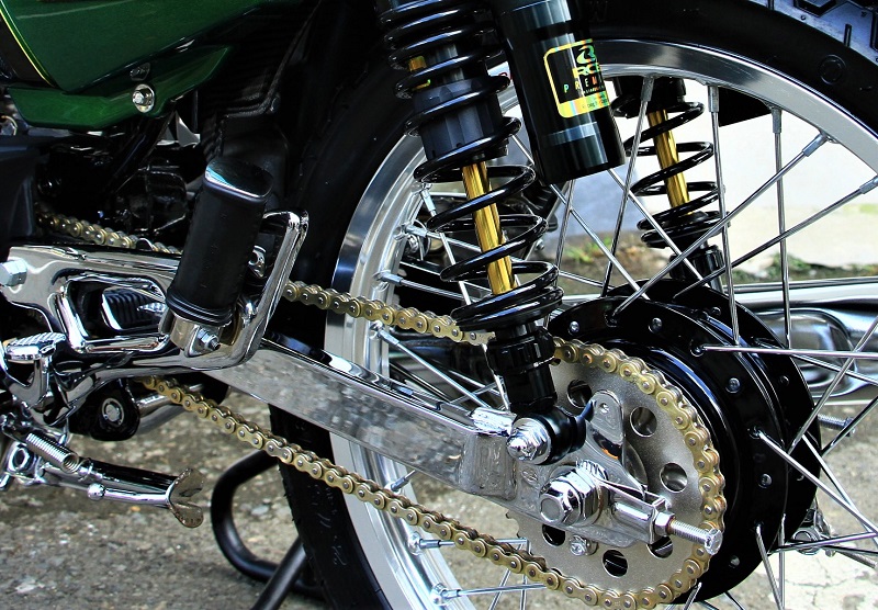 KAKI BELAKANG Padukan swingarm kinclong dan peredam kejut mumpunijpg