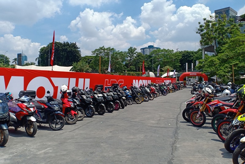 Foto Motul diramaikan Komunitas Indonesia di Senayan Park 04
