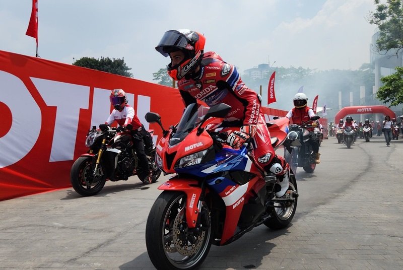 Foto Motul diramaikan Komunitas Indonesia di Senayan Park 05