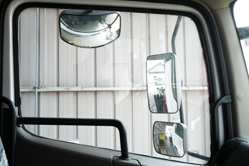 Tiga Posisi Spion pada Truk Mercedes Benz Axor
