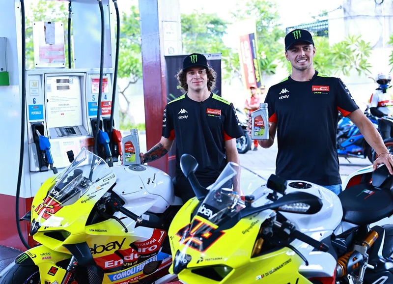 Duo Riders Pertamina Enduro VR46 Racing Team Marco Bezzecchi dan Fabio Di Giannantonio menunjukkan kemasan baru oli Enduo yang kini mengusung logo Approved by VR46 Racing Team