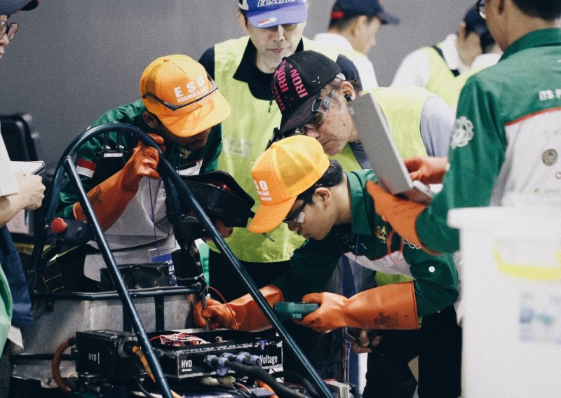 Mobil besutan tim Anargya ITS Anargya EV Mark 4.0 yang diperiksa oleh juri FSAE Japan 2024 pada tahap EV Inspection