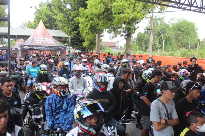 WAITING ZONE Dipenuhi oleh dragster yang siap tunjukkan performa terbaiknya