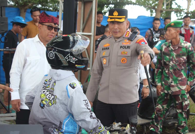 Kombes Pol Rama Samtama S.I.K M.Si M.H Kapolres Banyuwangi berbincang dengan dragster bersama wabup Banyuwangi