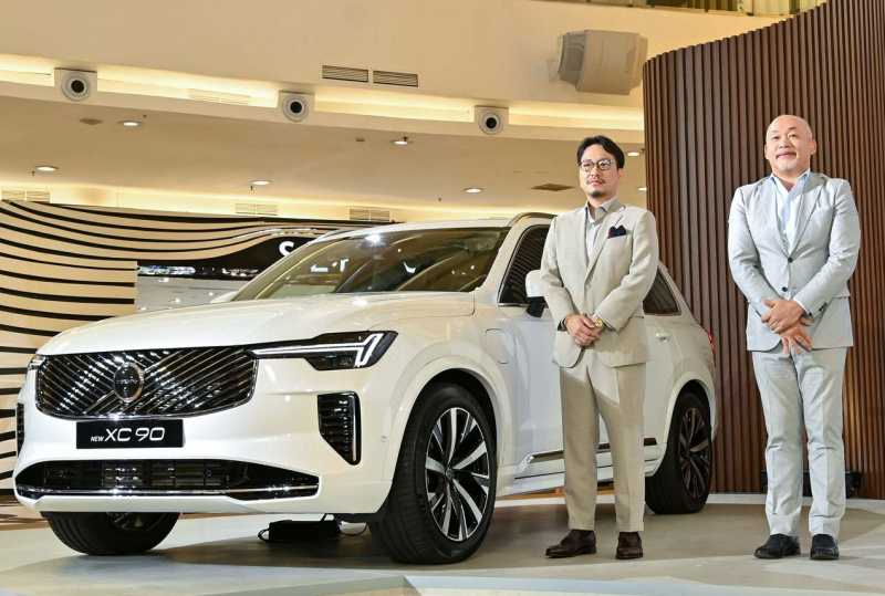 ki ka Koji Horii Chief Strategy Officer Volvo Car Indonesia dan Yoshiki Terawaki Chief Executive Officer Volvo Car Indonesia