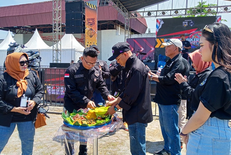 SESI SAKRAL PEMOTONGAN TUMPENG Sebagai wujud syukur atas kelancaran acara dan komunitas Badzone