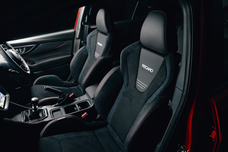 Kursi Electric RECARO berlapis Ultrasuede dengan aksen merah khas STI