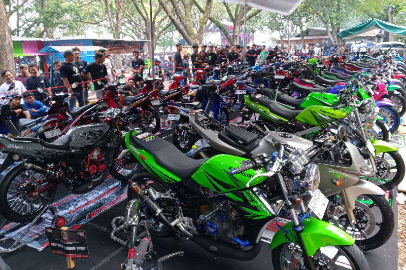 DISPLAY MOTOR 2 STROKE Full parkir gayeng