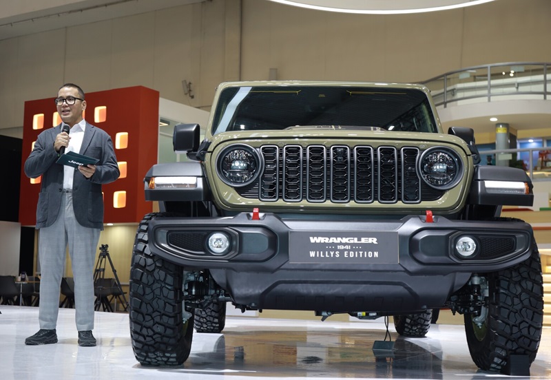Foto 2. COO Jeep Indonesia Ario Soerjo memperkenalkan Jeep Willys 41 sebagai model eksklusif dengan mesin 2.0L Turbocharged Rock Trac 4x4 dan fitur off road lengkap untuk jelajah segala medan