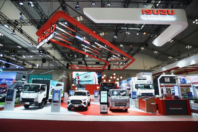 BOOTH ISUZU PADA GIIAS 2025. Pamerkan 6 Unit Kendaraan, Dihadiri Lebih Dari 15 Ribu Pengunjung.