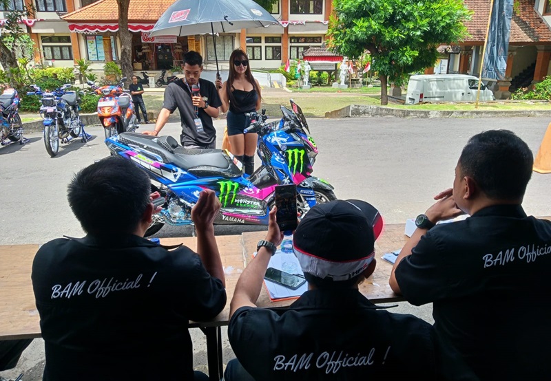 PRESENTASI MODIFIKASI Di depan dewan juri sekaligus otochallenge