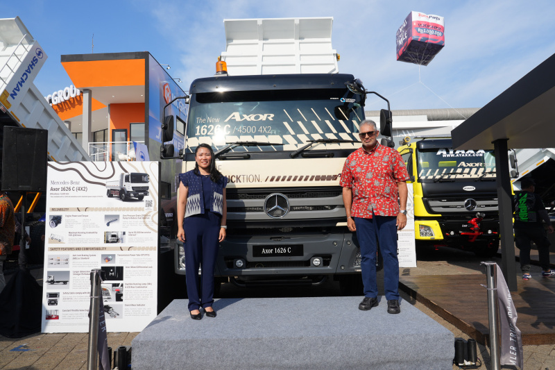 Seremoni pemotongan pita oleh Ki Ka Faustina Kepala Produk dan Pemasaran DCVI dan Naeem Hassim Presiden Direktur DCVI 1