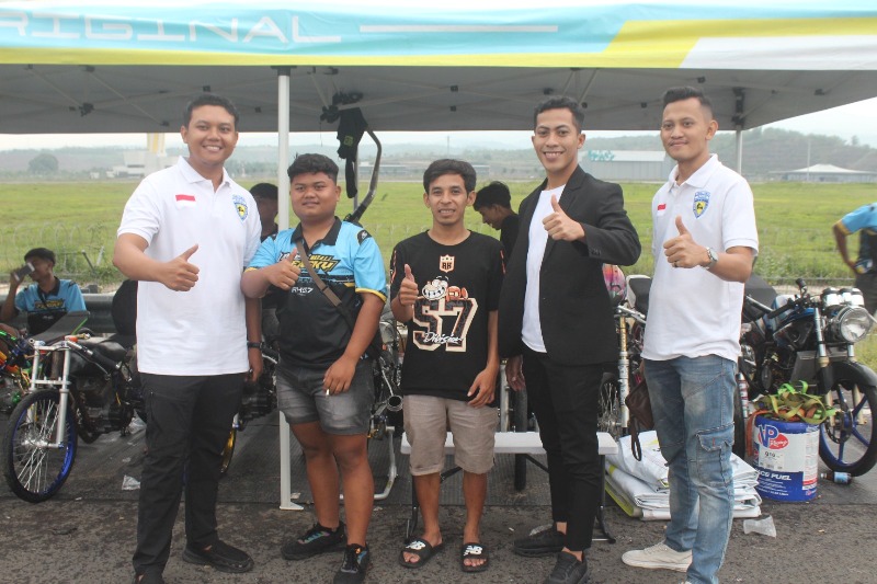 Ketua KONI kabupaten Kediri bersama pengcab IMI kabupaten Kediri dan team Wijaya Kediri