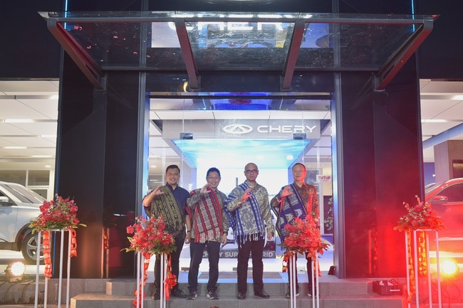 Foto 5 Perwakilan manajemen Chery Indonesia bersama perwakilan manajemen Chery Kupang secara resmi membuka dealer ke 72 secara Nasional