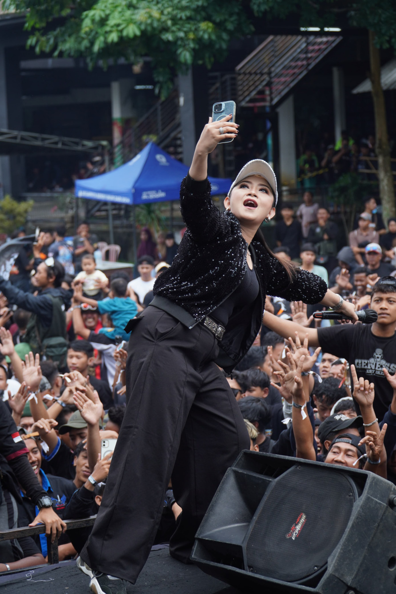 RATNA ANTIKA Mampu memanaskan acara bareng ribuan Grand bikers.jpg