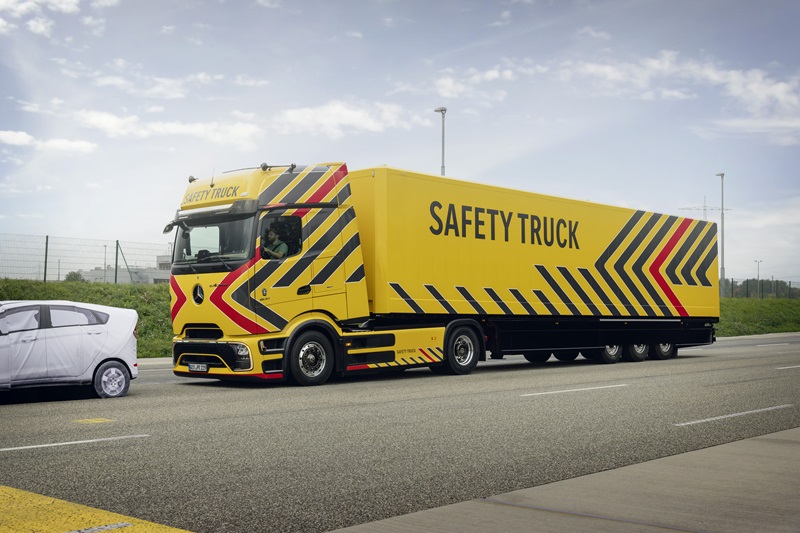 Mercedes-Benz Safety Truck mit Active Brake Assist 6 mit Fußgängererkennung und automatisierter BremsungMercedes-Benz Safety Truck with Active Brake Assist 6 with pedestrian recognition and active braking
