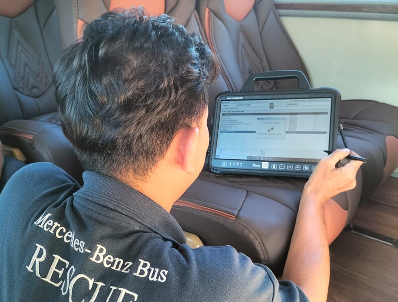 Kehadiran Mekanik Bersertifikasi yang memiliki kemampuan diagnosis sistem secara menyeluruh pada program Mercedes Benz Bus Lebaran Rescue 2026 01