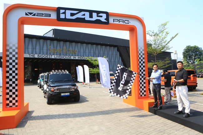 Foto 2. Flag off secara simbolis menandai resminya penyerahan unit iCAR V23 Pro Plus Collector Series kepada para V23 Initial Pioneer