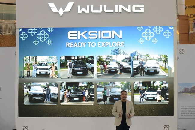 Foto Wuling 02 Wuling secara resmi melaksanakan handover Wuling Eksion dan mengucapkan terima kasih atas kepercayaan yang telah diberikan oleh para konsumen kepada Eksion
