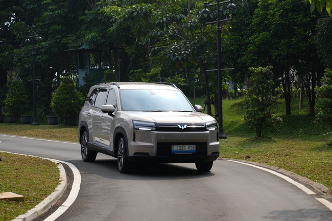 Foto Wuling 04 Wuling Eksion mengusung desain Muscular Flowline Design yang menampilkan karakter SUV yang modern dan tegas. Dipadukan dengan tiga pilar utama yaitu Superior Comfort Ultra High Efficiency dan Versa