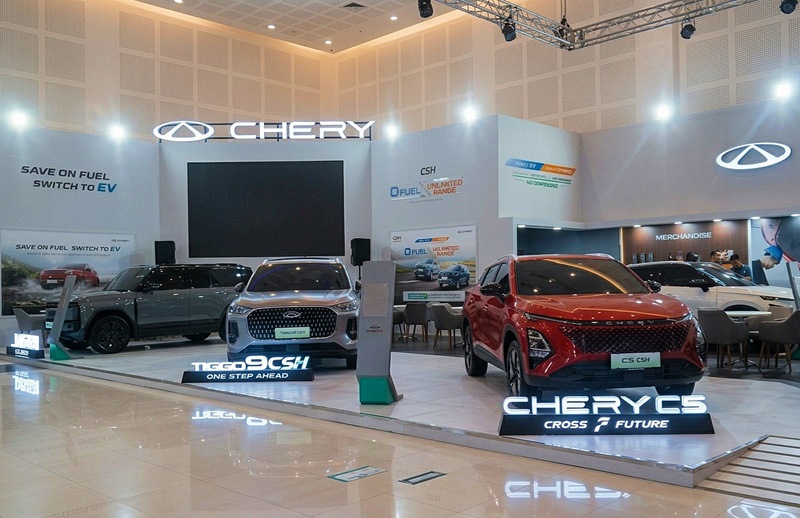 Foto 3 IIMS Surabaya 2026 dimanfaatkan Chery untuk menampilkan lini produk lengkap yang menjadi representasi nyata dari strategi All Powertrain. Pengunjung dapat mengeksplorasi J6T Chery Q E5 serta keluarga TIGGO CSH 