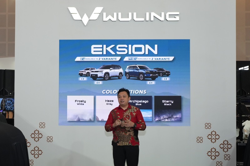 Wuling Eksion dipasarkan dalam varian CE dan EX baik untuk EV maupun Plug in Hybrid. Untuk pilihan warna tersedia dalam Archipelago Blue Haze Grey Frosty White dan Starry Black