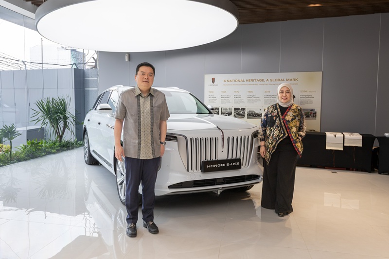 0. Andrew Nasuri Director of Indomobil Group and Bu Meinisa CEO Hongqi House