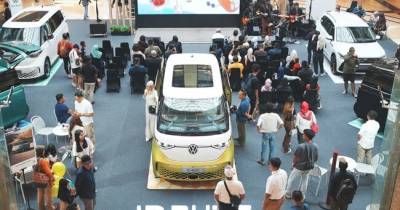 Bareng Ajang Bandung BUZZ Week, Volkswage Indonesia Serahkan ID.BUXX Kepada Konsumen Pertama Di Bandung.