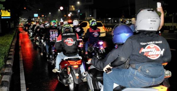 Night Ride Vol.3 Bersama Ban Mizzle : Riding Seru Malam Hari Komunitas Motor Se-Jabodetabek, Tunjukkan Aspek Safety Ride, Berkendara Aman & Nyaman 