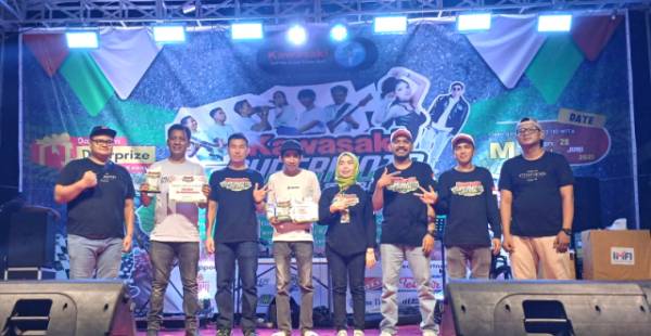 Penahta Jawara Kawasaki Supermoto Day Makassar Modification Contest. 