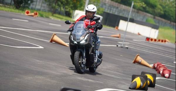 Tampil Makin Maskulin, New Honda ADV160 Gesit & Tangguh Jadi Partner Berpetualang. 