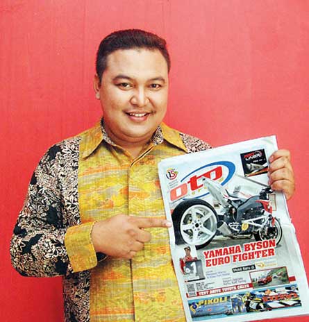 PATRIA MULYADI, PENYANYI:  PILIH MOGE LEBIH PEDE NGIDAM PAJERO BIAR GAGAH