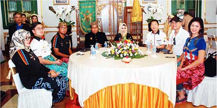 Reza bersama sultan Kacerebonan dan pengurus POI