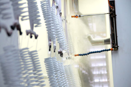 Proses pengecatan di ruangan khusus  dengan tenaga robot