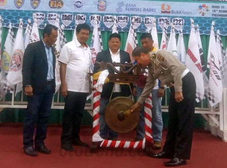 AUGIE BUNYAMIN (TENGAH BERJAS HITAM). Terpiih sebagai  Ketum Pengprov IMI Sumsel periode 2016-2020