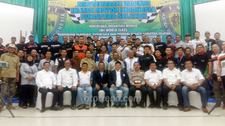 AUGIE BUNYAMIN (DUDUK-TENGAH). Disupport penuh 40 klub  pemilik suara