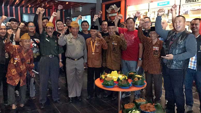 Menjunjung tinggi nilai sosial