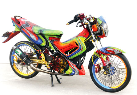 SUZUKI SATRIA FU ’05 – MAKASSAR : Inovasi Grafis Crystal Effect SUZUKI SATRIA FU ’05 – MAKASSAR : Inovasi Grafis Crystal Effect