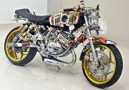 MELIHAT TAMPANG kuda besi Yamaha RX King asal Amurang, Minasaha Selatan ini, begitu berpenampilan all out banget ubahan modifikasinya. Betapa tidak, Teddy Kereh, sang owner sukses mengubah tampang jadulnya menjadi garang bin high class modify.