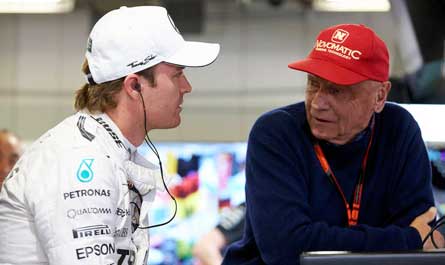 NIKI LAUDA (KANAN) BERSAMA NICO  ROSBERG (KIRI). Mercedes baru akan umumkan pengganti Rosberg pada awal Januari