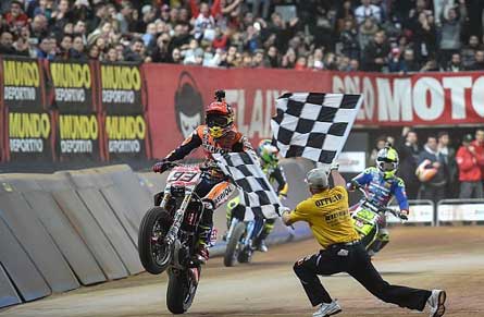 JUARA DUNIA MOTOGP, MARC MARQUEZ.  Raih podium juara balap flat-track di Barcelona, Spanyol (Superprestigio 2016)