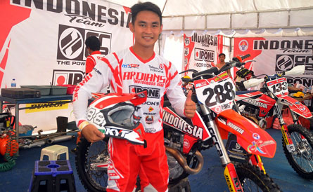 ALDI LAZZARONI. Tim Merah-Putih  mendapat desain khusus helm KYT ALDI LAZZARONI. Tim Merah-Putih  mendapat desain khusus helm KYT