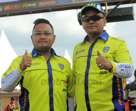 HAJI SUPRIYONO (KANAN), DIREKTUR MARKETING PT. KOKOH ABADI INSANI. Penjualan Pikoli Oil terbukti naik signifikan di wilayah Jabar