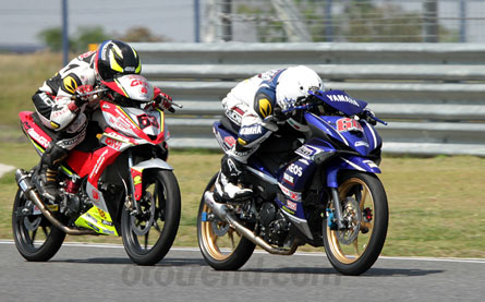 WAHYU AJI (60). Sempat memimpin race 1 UB150 namun trouble mesin di pertengahan lap WAHYU AJI (60). Sempat memimpin race 1 UB150 namun trouble mesin di pertengahan lap