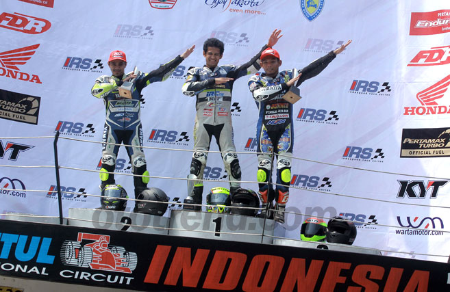 PODIUM JUARA KEJURNAS SPORT 150, SERI 2 SENTUL. Rafid Topan (tengah), Richard Taroreh (kiri) dan Gupita Kresna (kanan) PODIUM JUARA KEJURNAS SPORT 150, SERI 2 SENTUL. Rafid Topan (tengah), Richard Taroreh (kiri) dan Gupita Kresna (kanan)